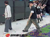 边退场边饭撒啦￼好美萌的几个小女孩