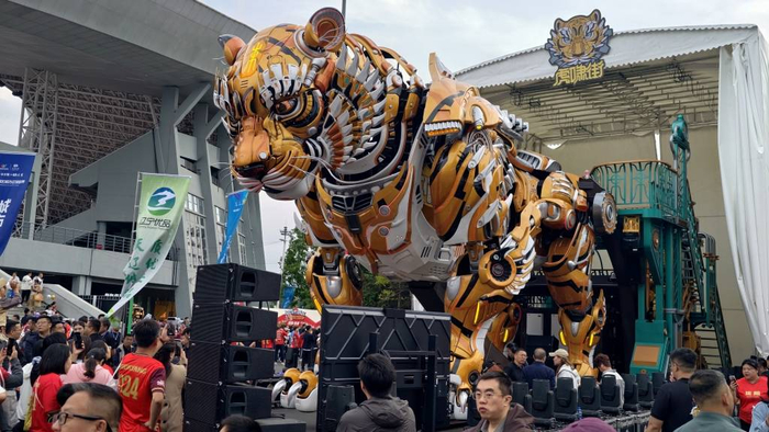 5月23日，沈阳铁西体育场一只机械虎在做表演，迎接东北超开赛。澎湃新闻记者 郑问 图
