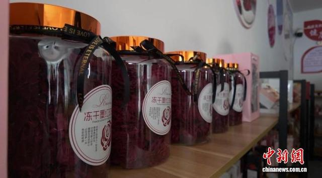 图为冻干墨红玫瑰制品。陆星羽 摄