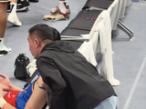 争议！首钢全队听教练讲战术 周琦独自坐着事不关己 遭批：不如易建联