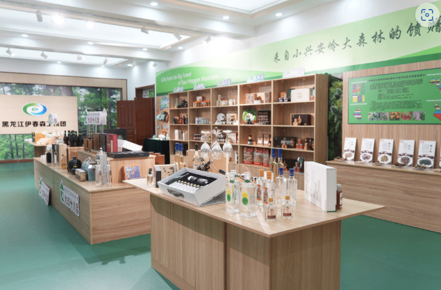2026年5月12日，伊春森工集团产品展示厅展出的各种林下经济产品。新华社记者 王祚 摄