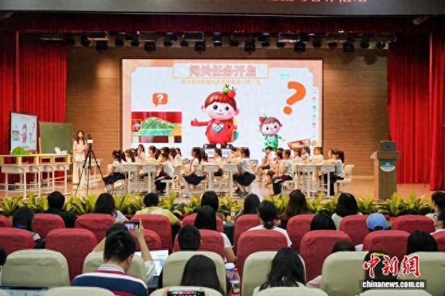 图为小学科技辅导员在重庆市的小学里开展观摩活动。活动主办方 供图