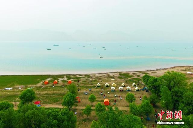 5月21日，航拍甘肃省临夏回族自治州临夏县莲花镇黄河游船及露营基地。中新社记者 李亚龙 摄