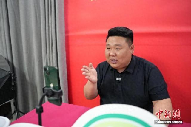 5月22日，冯大吉正在直播讲解惠民政策。中新社记者 张俊 摄