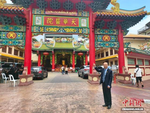 陈振治向记者讲述天华医院的故事。李映民 摄