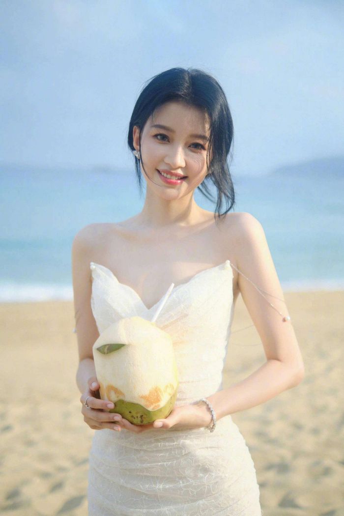 从孙怡的变化中可以看出，如今的她更加自信与从容。她不再执着于流量小花的光环，而是享受当下的生活节奏：陪伴女儿、追求自己热爱的事业，偶尔享受片刻的悠闲与自由。这种由内而外的松弛感，让她整个人都散发着光芒，也让观众看到了一个更加立体、真实的孙怡。对于女明星来说，素颜出镜意味着要面对来自外界的各种评价，但孙怡似乎并不在意这些，她更愿意展现最真实的自己。在《再见爱人》节目中，她坦言现在更想好好经营自己，想吃就吃、想睡就睡，不再为了迎合任何人而委屈自己。这种态度，也让她赢得了更多尊重与认同。  孙怡的故事，其实折射出现代女性的成长轨迹。从曾经在婚姻中小心翼翼、谨慎行事，到如今勇于展现真实自我，她完成了从依附他人到独立自主的转变。这种成长不仅体现在事业上，更体现在她对生活的态度上。她不再害怕失败，因为她明白，每一次跌倒都是为了更坚强地站起来。真正的美从来不依附于他人，也不被他人定义，而是当你学会为自己而活时，自然而然流露出的光彩。孙怡用她的实际行动向我们证明：女明星可以有双下巴，可以素颜出镜，也可以呈现最真实的状态。而这种坦诚、勇气与自信，也许正是她最动人、最吸引人的地方。