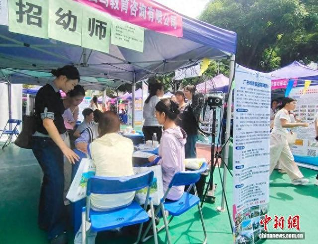 图为招聘会现场。中新网记者 黄艳梅 摄