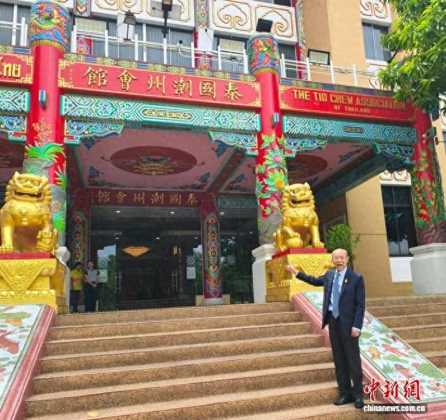 陈振治站在潮州会馆门前，向记者讲述当年潮汕移民在泰国的往事。李映民 摄