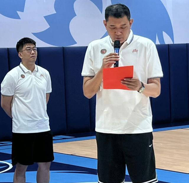 U17指的就是17岁以下的中国男子篮球国家队,由一些优秀的17岁以下青年球员组成,他们是未来中国男篮国家队的接班人。这支U17国家队的目标是通过系统培养,为中国男篮未来的成功贡献力量。对于热爱篮球的球迷来说,关注U17国家队的训练和比赛情况,也是了解中国篮球发展的一个重要窗口。只有青训工作做得扎实,中国男篮的未来才能更加可期。