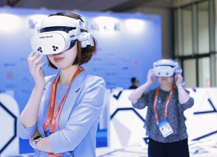 （观众现场体验VR空间。受访方供图）