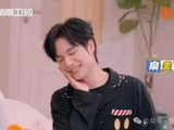 王鹤棣枕头“复仇”张颜齐,何炅意外躺枪,好六团 pillows 大战笑翻全场