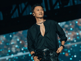谢婷婷时隔八年高调返港，携混血儿女看哥哥演唱会，生图状态引热议