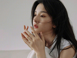 宋祖儿回归后首封!慵懒氛围感拉满，眼神藏着多少故事?_带着_封面_杂志