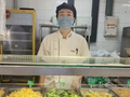 完全是“食堂主理人”！海大食堂阿姨成“美食博主”，评论区看饿了：每一条都是她与“宝贝”们的双向奔赴……