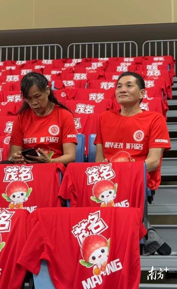 蔡万强圆了主场观赛梦。谭正杰 摄