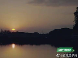 十个勤天忙碌的一天结束了，宿舍传来了音乐，毁灭世界的嗓音
