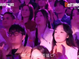 多年演唱积淀深厚，舞台表现力沉稳出众