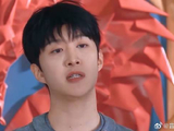 范丞丞简直就是显眼包 导演讲话的时候，他非得唱两句！