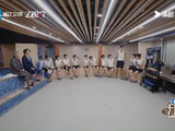 纪凌尘舞台武打造型吸睛表现诙谐