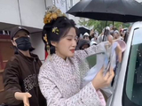 卢昱晓上班收信与粉丝暖心互动