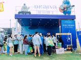 姚冠宇在大眼音乐节的转场表演具体是怎样与瑷尔博士展区联动的？