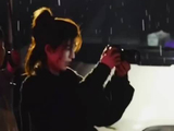 张凌赫蹲拍粉丝显真诚