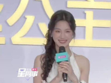 卢昱晓白色连衣裙侧编发