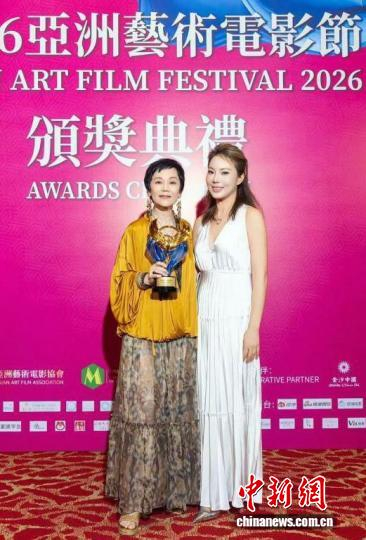《二十四味》主演张艾嘉(左)、青年导演黄绮玲(右)亮相颁奖典礼。广东省电影局 供图