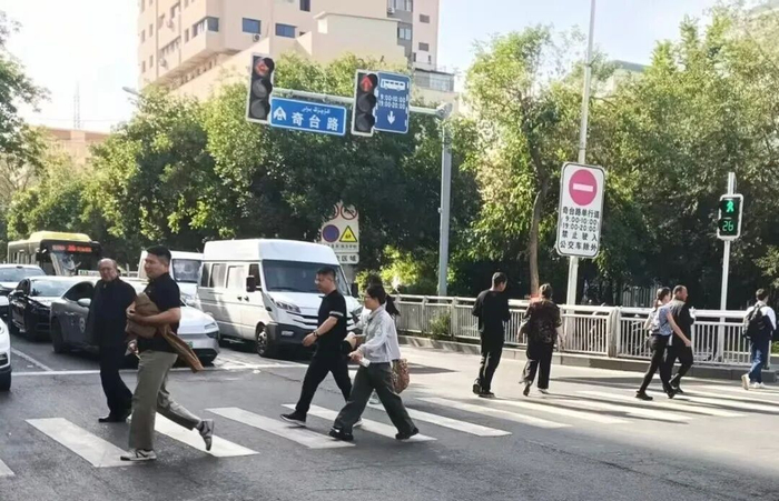 5月22日，和田二街斑马线已完成迁移，行人正在新的斑马线通行。