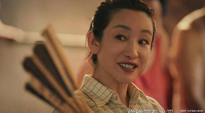 在《主角》中，无论是与张嘉益的斗嘴、与张国强的对戏，还是与其他演员的互动，秦海璐都展现出坦然、轻松和自如。与以往角色不同，花彩香脾气火爆，有仇立刻怼、有怒当场发，她灵活的表情和傲娇神态让人印象深刻。你是否也被秦海璐在《主角》中的表现所打动？欢迎在评论区分享你的看法。