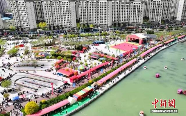 图为5月初，第四届康乐烧烤美食文化活动在胭脂湖景区举行。康乐县融媒体中心供图