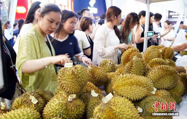 图为民众在选购泰国榴莲。中新社记者 黄艳梅 摄