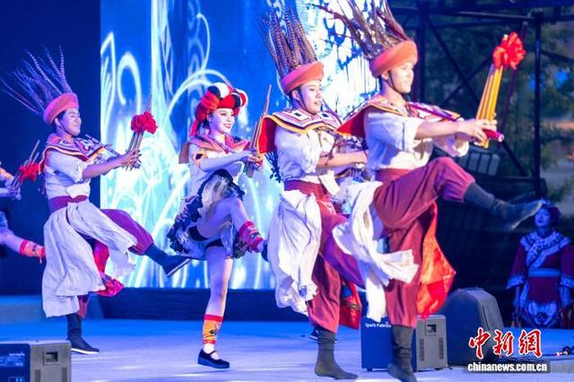 图为演职人员在2026响水滩音乐季活动现场进行节目表演。罗大富 摄 