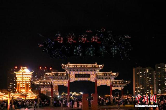 图为现场的无人机灯光秀表演。韩贤普 摄 