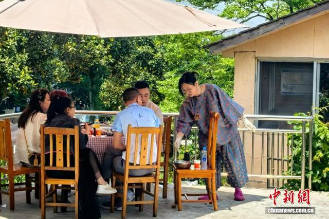 5月10日，江西省宜春市明月山温汤镇水口村的“乐呵呵”农家乐，杨佳蓉在招呼客人。记者 吴鹏泉 摄