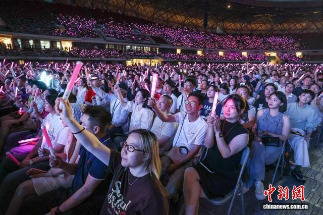 5月23日晚，潮流天后超级演唱会现场。中新社记者 瞿宏伦 摄