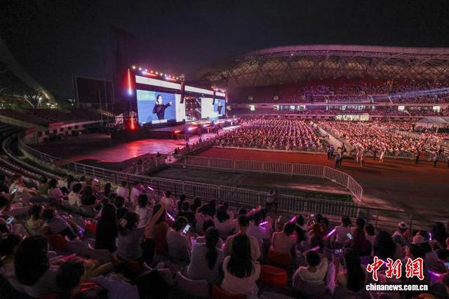 5月23日晚，潮流天后超级演唱会现场。中新社记者 瞿宏伦 摄