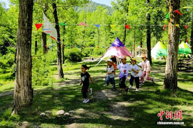 图为康乐县竹子沟景区，孩童游玩。许建国 摄