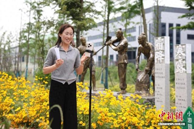 5月22日，梁巧香在直播间宣讲惠农政策。中新社记者 赵强 摄