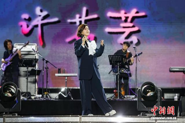 5月23日晚，台湾艺人许茹芸在演出中。中新社记者 瞿宏伦 摄