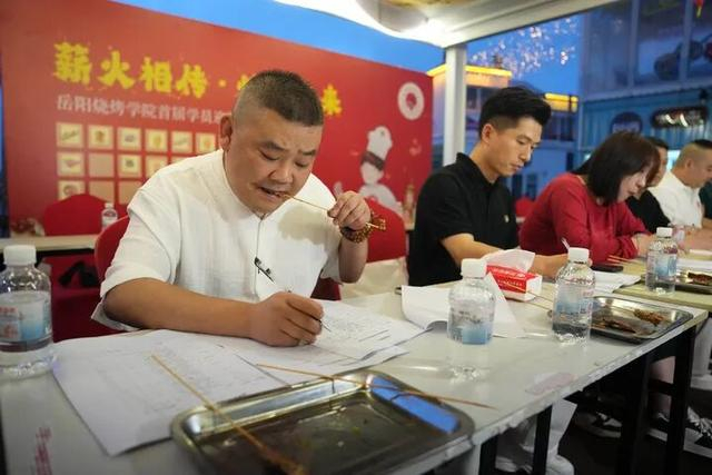 5月19日，老师们在岳阳烧烤学院为毕业实训考核打分。新华社记者 薛宇舸 摄