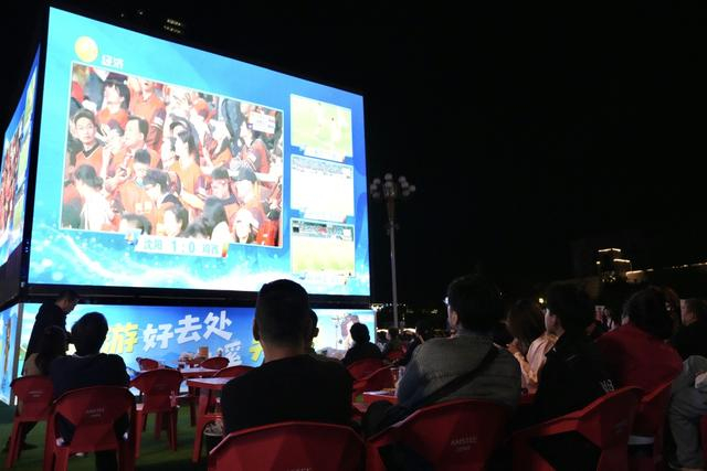东北超比赛沈阳人民广场“第二现场”配套特色餐饮、文艺展演、专属观赛等服务。 澎湃新闻记者 王珏玮 摄