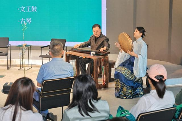 “明珠人才四季分享会上图专场”首场活动以“诗润兴浦东——《诗经》里的人生四季”为主题。图为老师展示古琴。郑峰 摄
