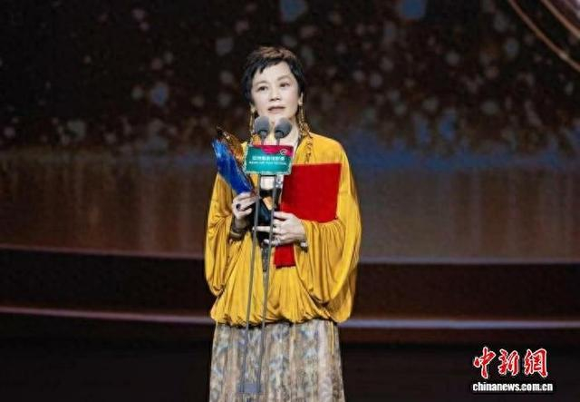 张艾嘉正在发表获奖感言。广东省电影局 供图