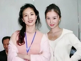 刘亦菲母亲刘晓莉和舒畅的合影照片，刘妈妈颜值和气质非常突出