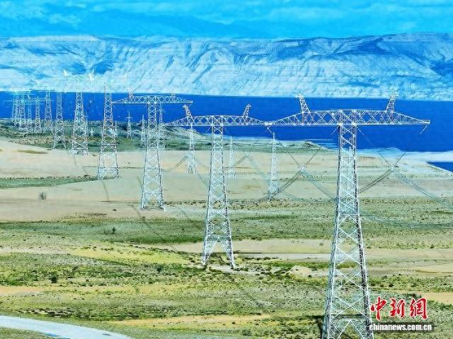 2023年9月14日，±800千伏青豫特高压工程将青海绿电送往华中地区。谢莉蓉 摄