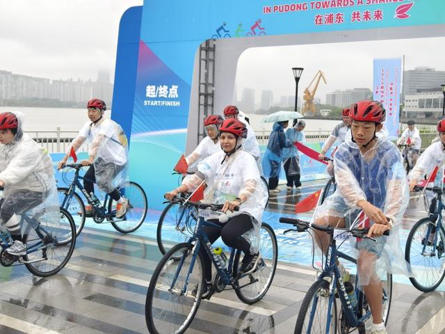 5月24日，滨江骑游活动在浦东举行，百余名中外骑行爱好者冒雨出发。澎湃新闻见习记者 洪旭东 摄