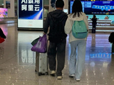 偶遇佟大为和女儿挽手出行好温馨，18岁佟知霏跟180的爸爸一样高_新闻