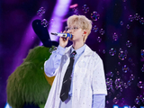 汪苏泷西安暴雨夜0.5秒抓包迟到观众,一句“才来啊”化解尴尬成经典