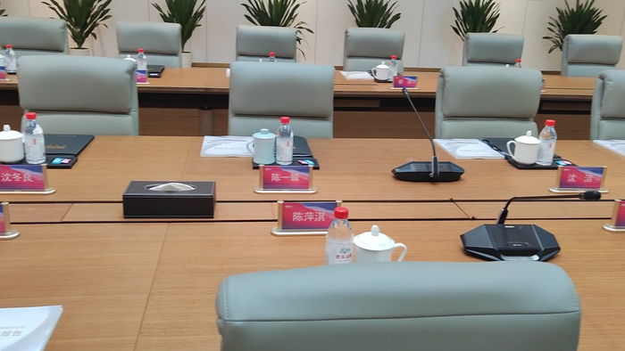 图片：喜临门股东会上，陈阿裕儿女参会，界面新闻记者拍摄。